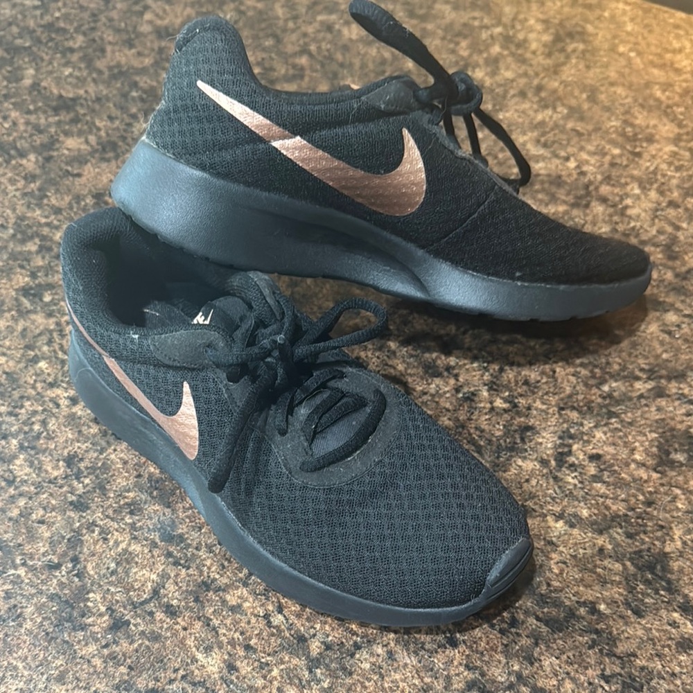 Nike Black and Gold Sneakers Sleek Athletic Design